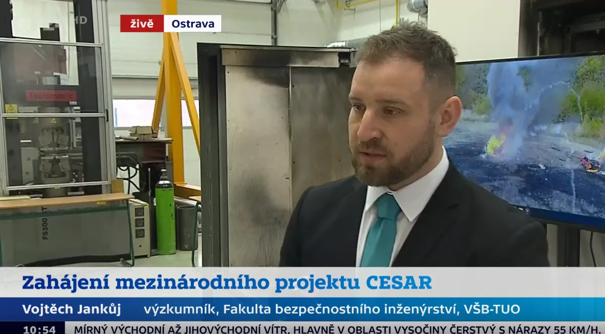 ČT24 live report featuring a CESAR researcher in the laboratory